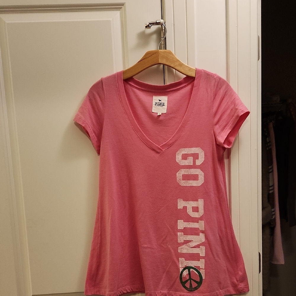 NWOT PINK Victoria's Secret  V-Neck Short Sleeve Tee with Go PINK Graphic